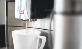 Het onderhouden van een koffiemachine