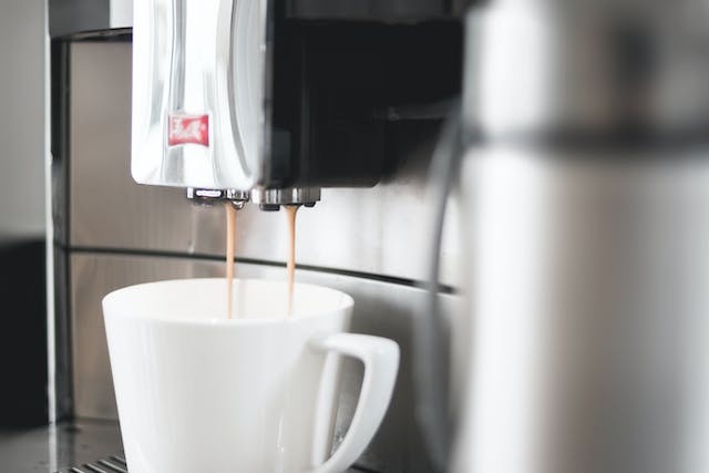 Het onderhouden van een koffiemachine