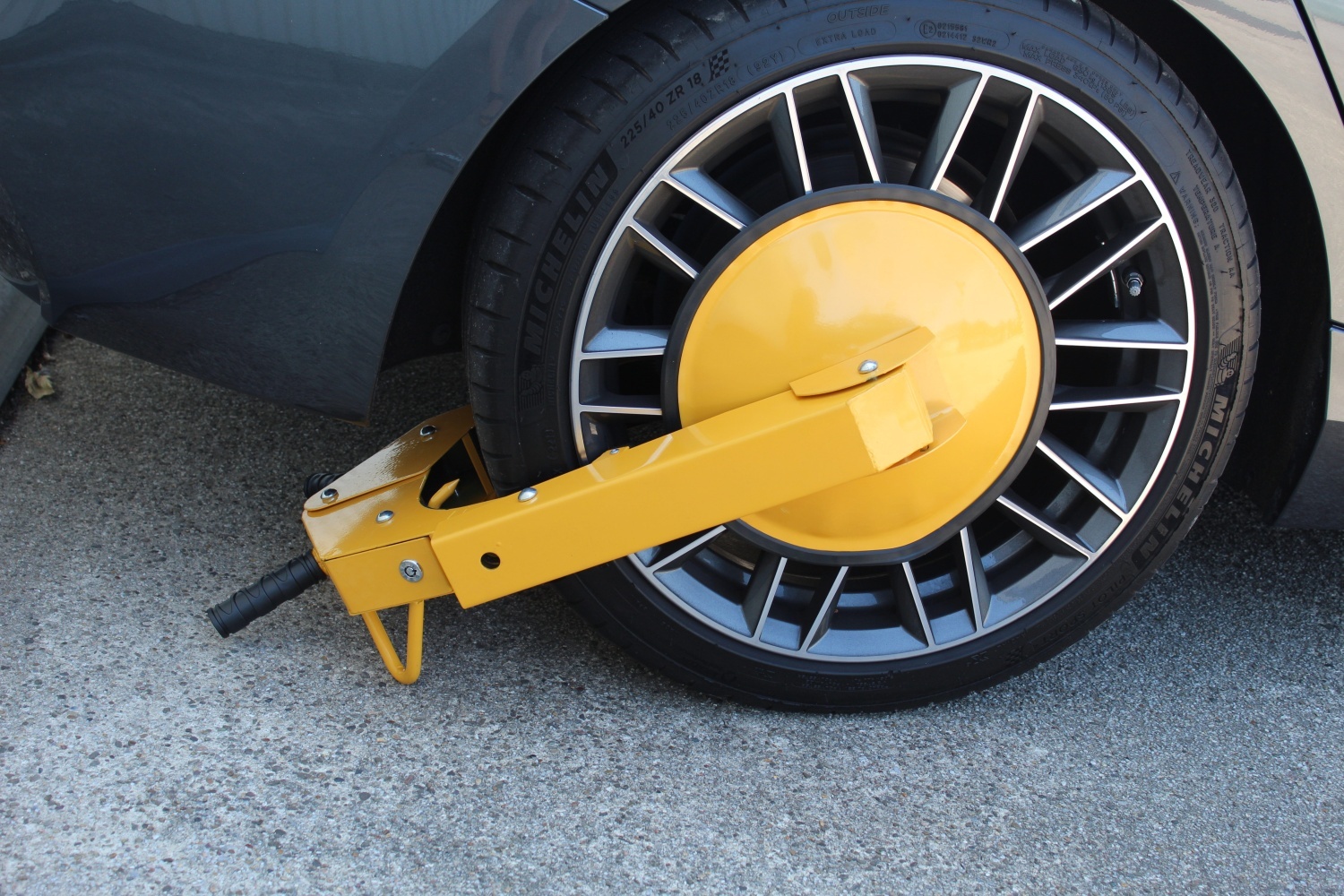 Wheel clamp for cars, caravans and motorhomes