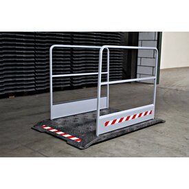  Passerelle de chantier avec garde-corps grises
