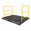 Loopbrug werf met gele handrails