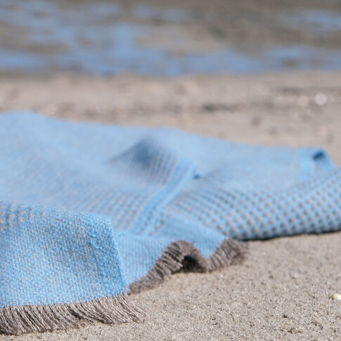 coastland  Wolldecke -  BaseGreyGrid | himmelblau-wattgrau | 145/200 cm