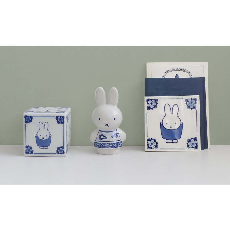 Tile miffy with balloon