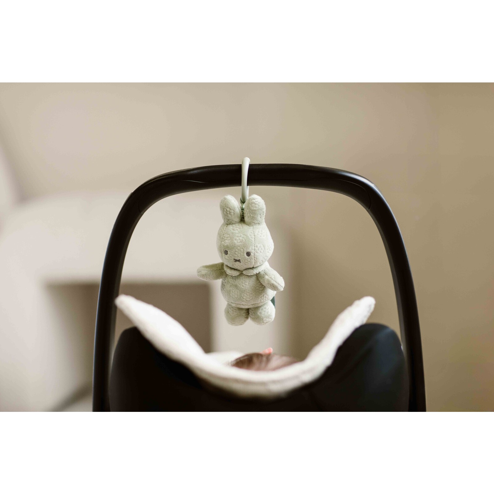 Miffy vibrierende Figur grüne Blume