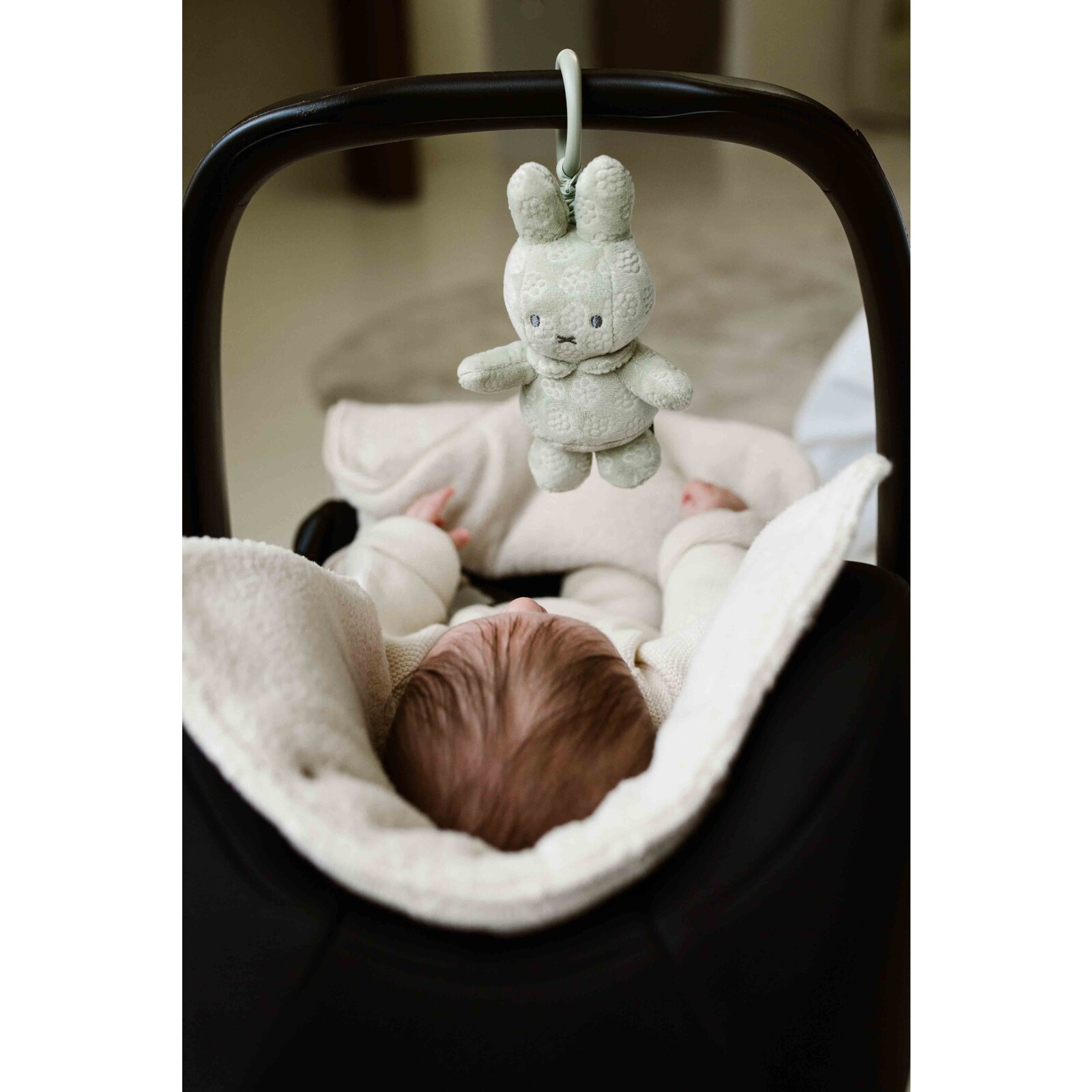 Miffy vibrating figure green flower