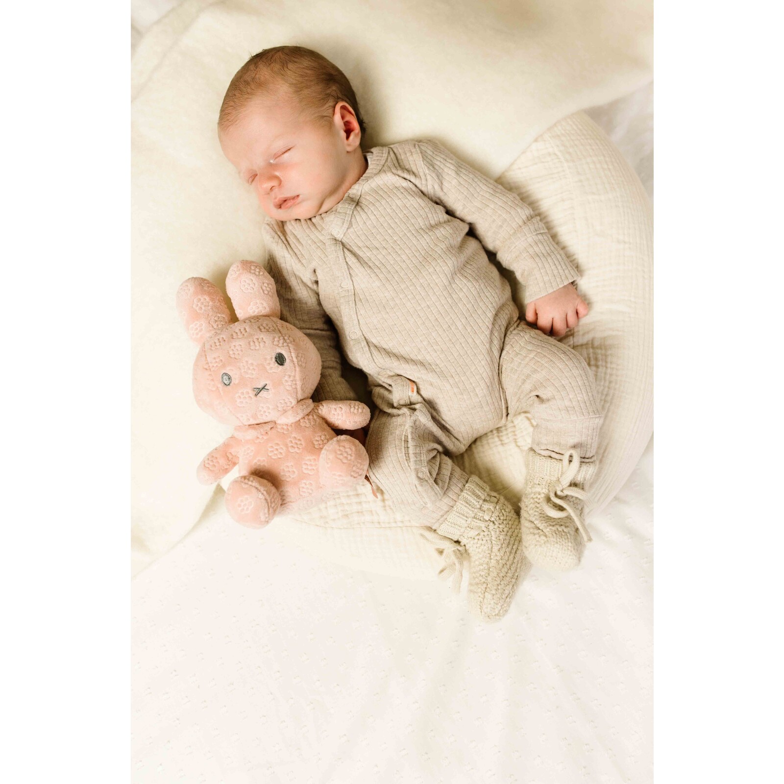 Miffy Kuscheltier 20cm rosa Blume