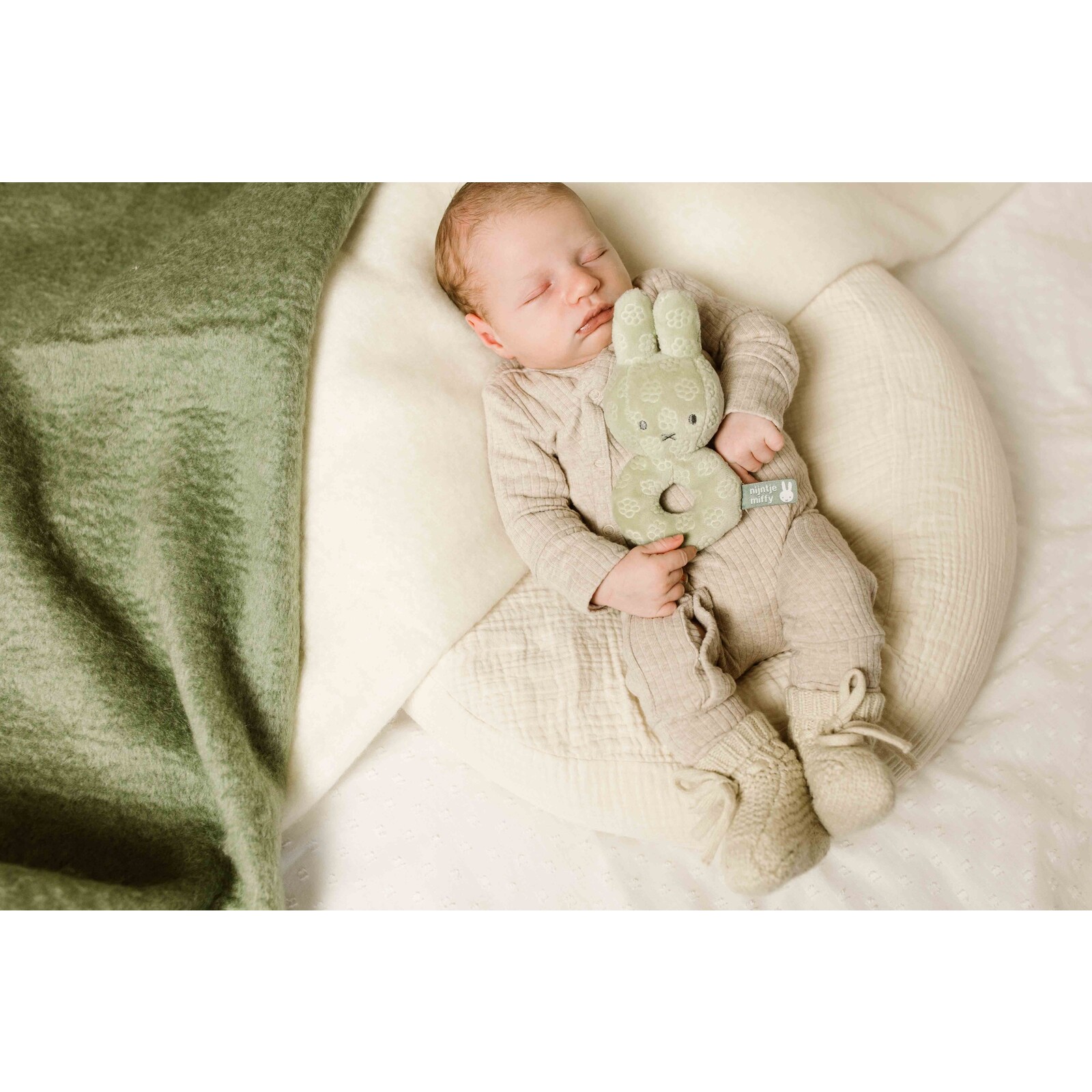 Miffy rattle green flower