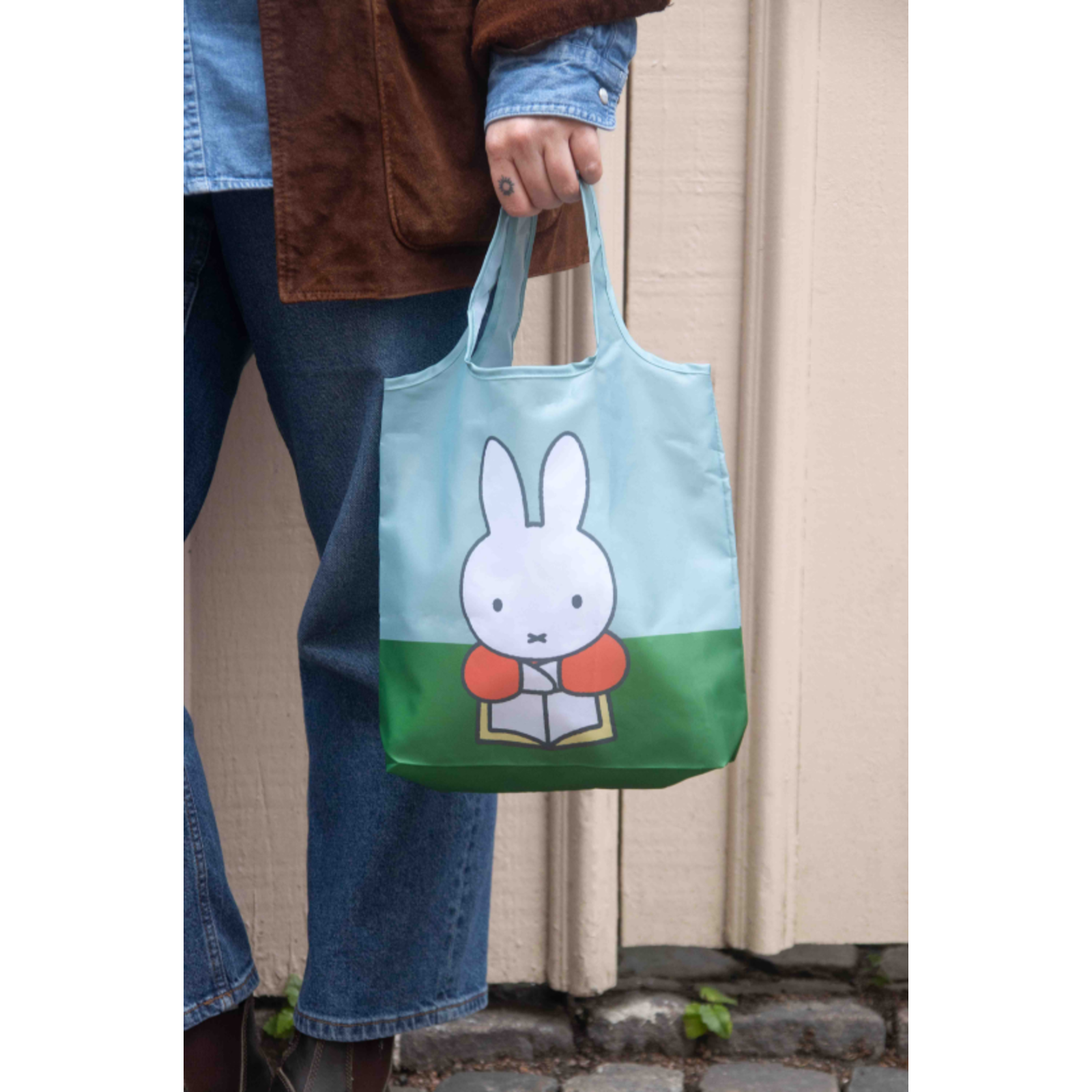 Shopper Miffy reads