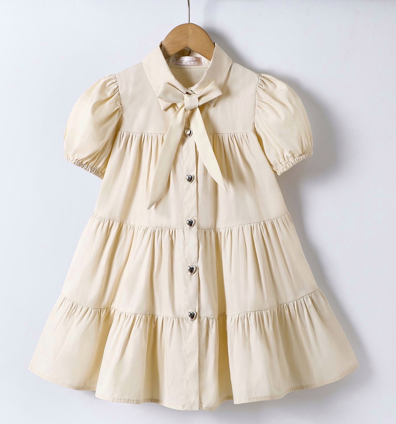 Crèmekleurig Meisjesjurkje met Strik Hartvormige Knopen – Chic Spe