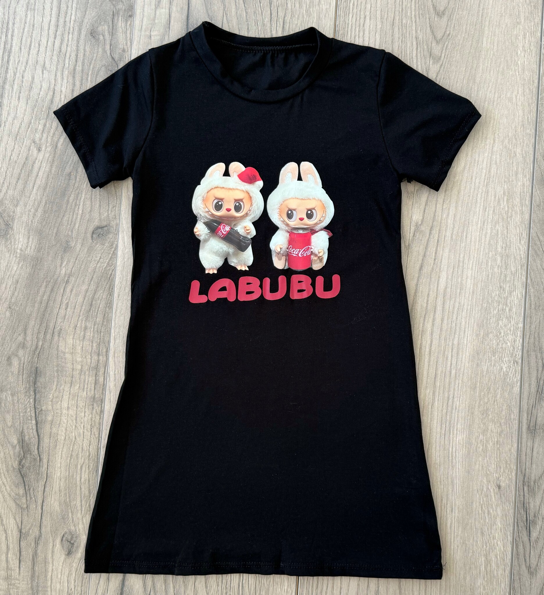 Labubu Coca Cola T-Shirt Dress - Zwart