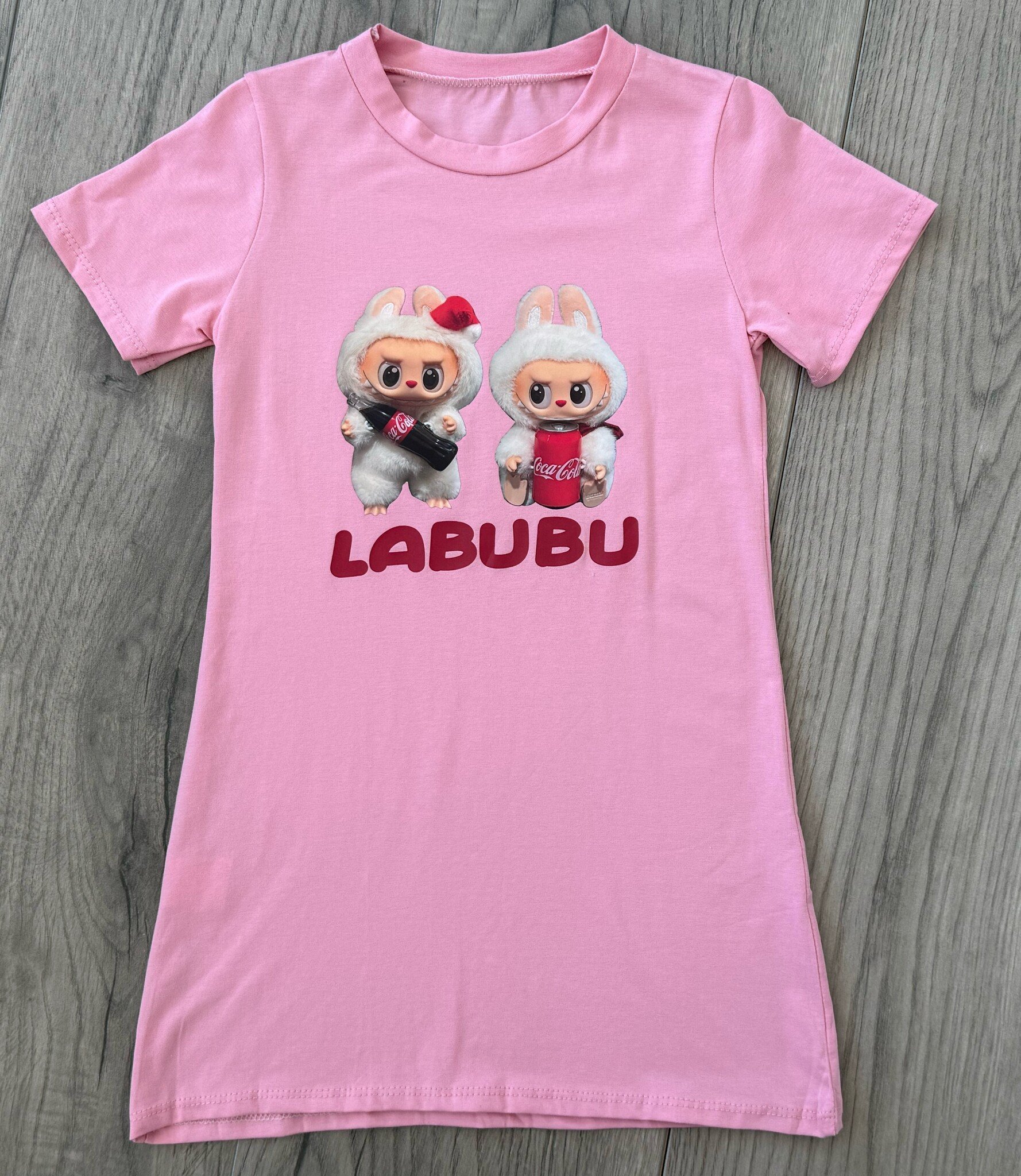 Labubu Coca Cola T-Shirt Dress - Roze