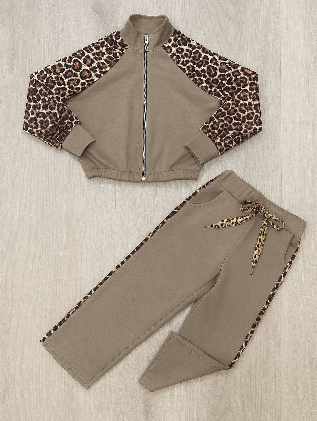 Comfy & Leopard Joggingset - Camel