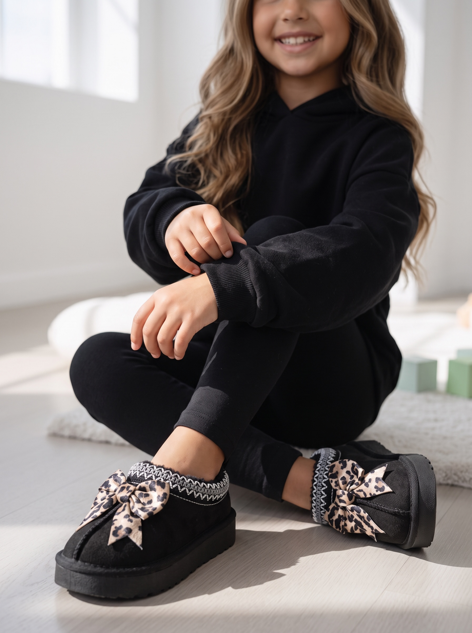 Furry Leopard Bow Sliders - Zwart