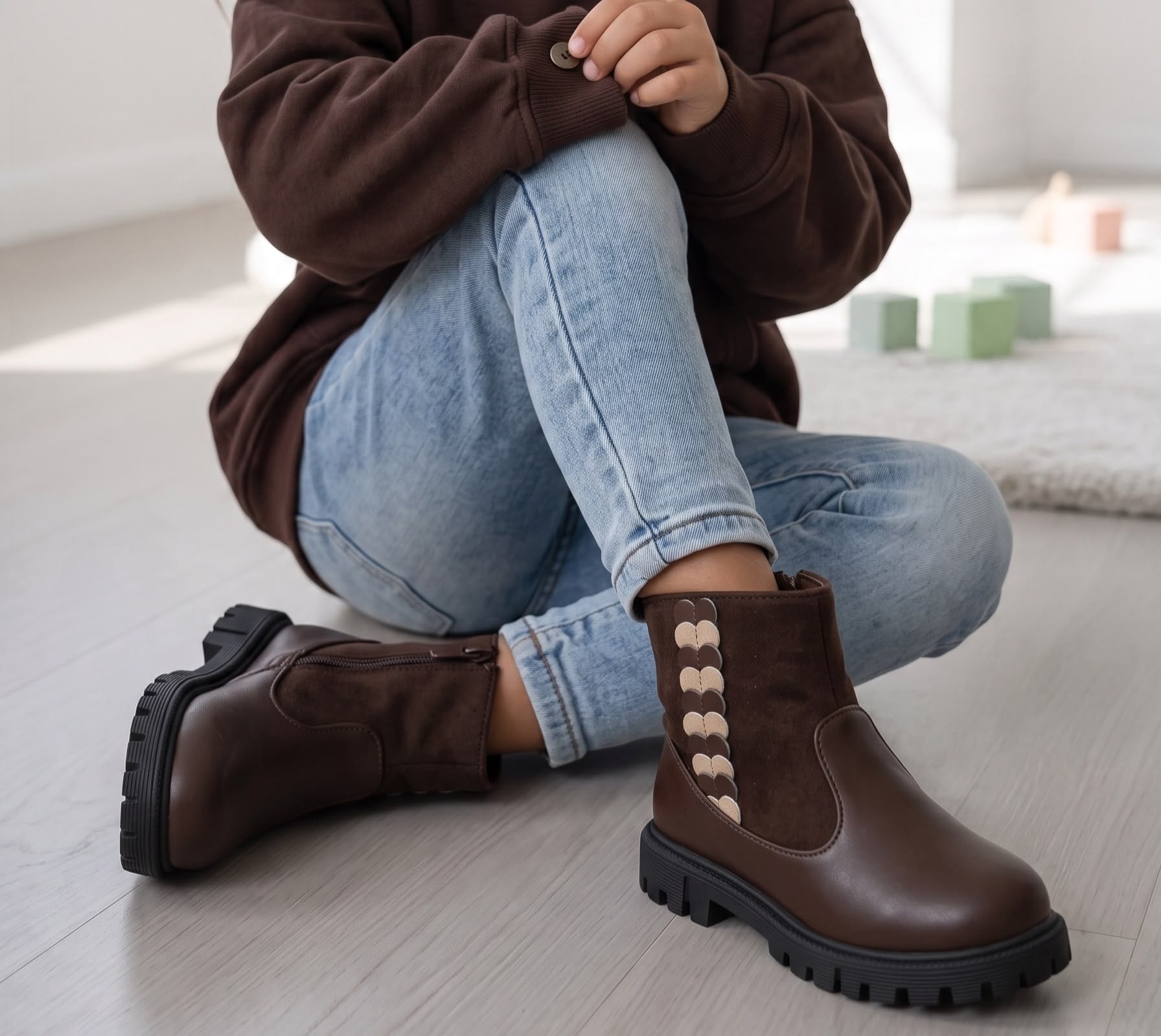 Heart Detail Boots - Bruin