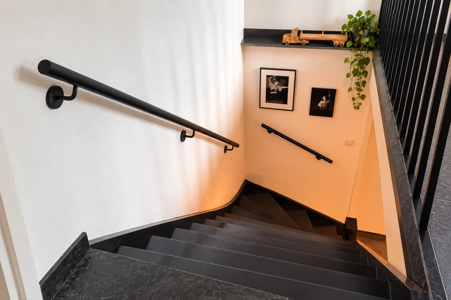Trapleuning Teus Design Rond Zwart Staal