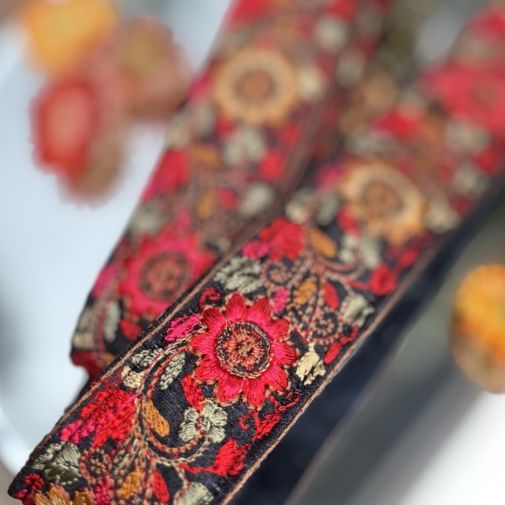 Handgemaakte straps - zwart met fel roze bloemen