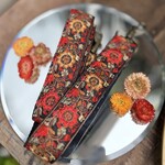 Handgemaakte straps - zwart met fel roze bloemen