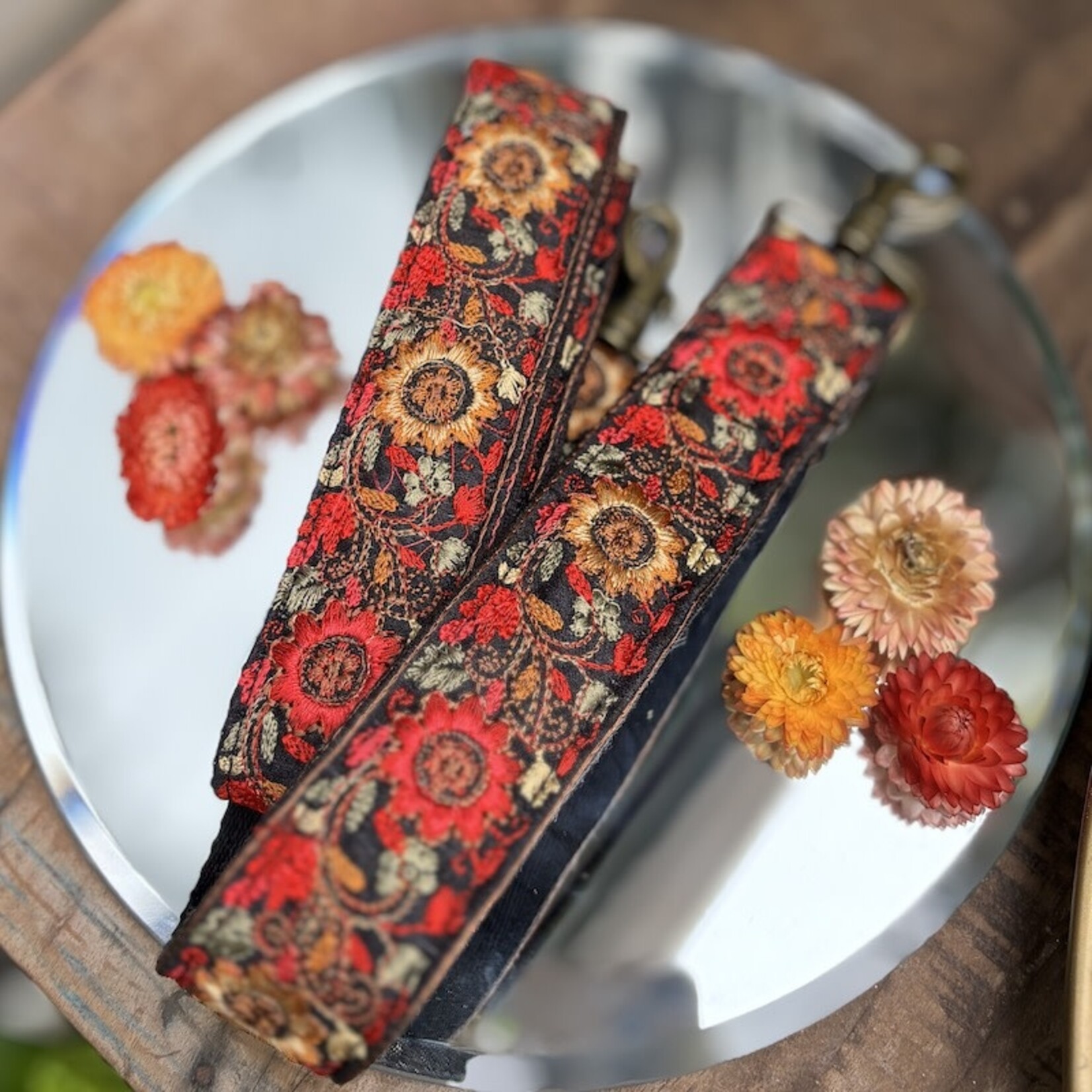 Handgemaakte straps - zwart met fel roze bloemen