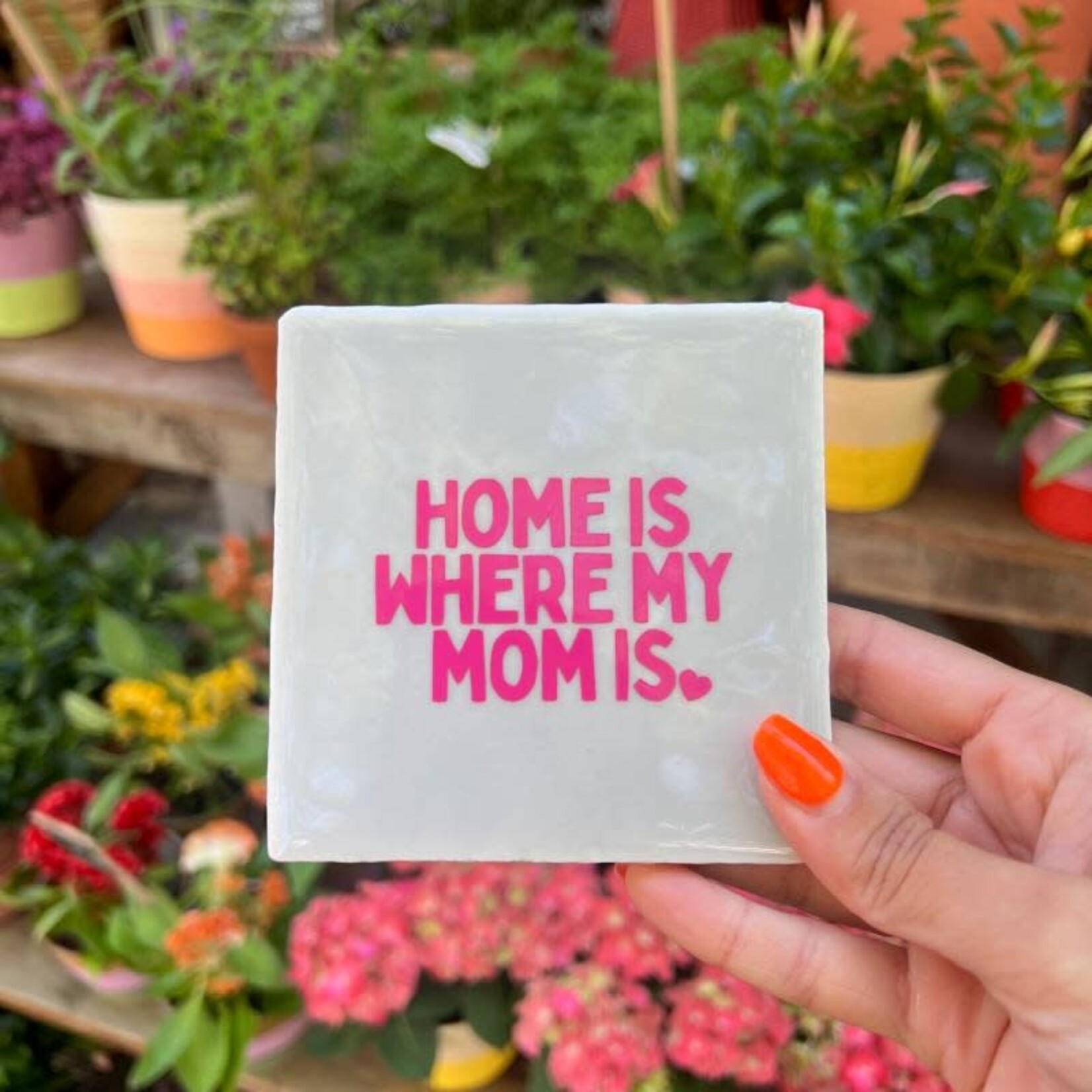 Tegeltje - Home is where my mom is, grijs met roze