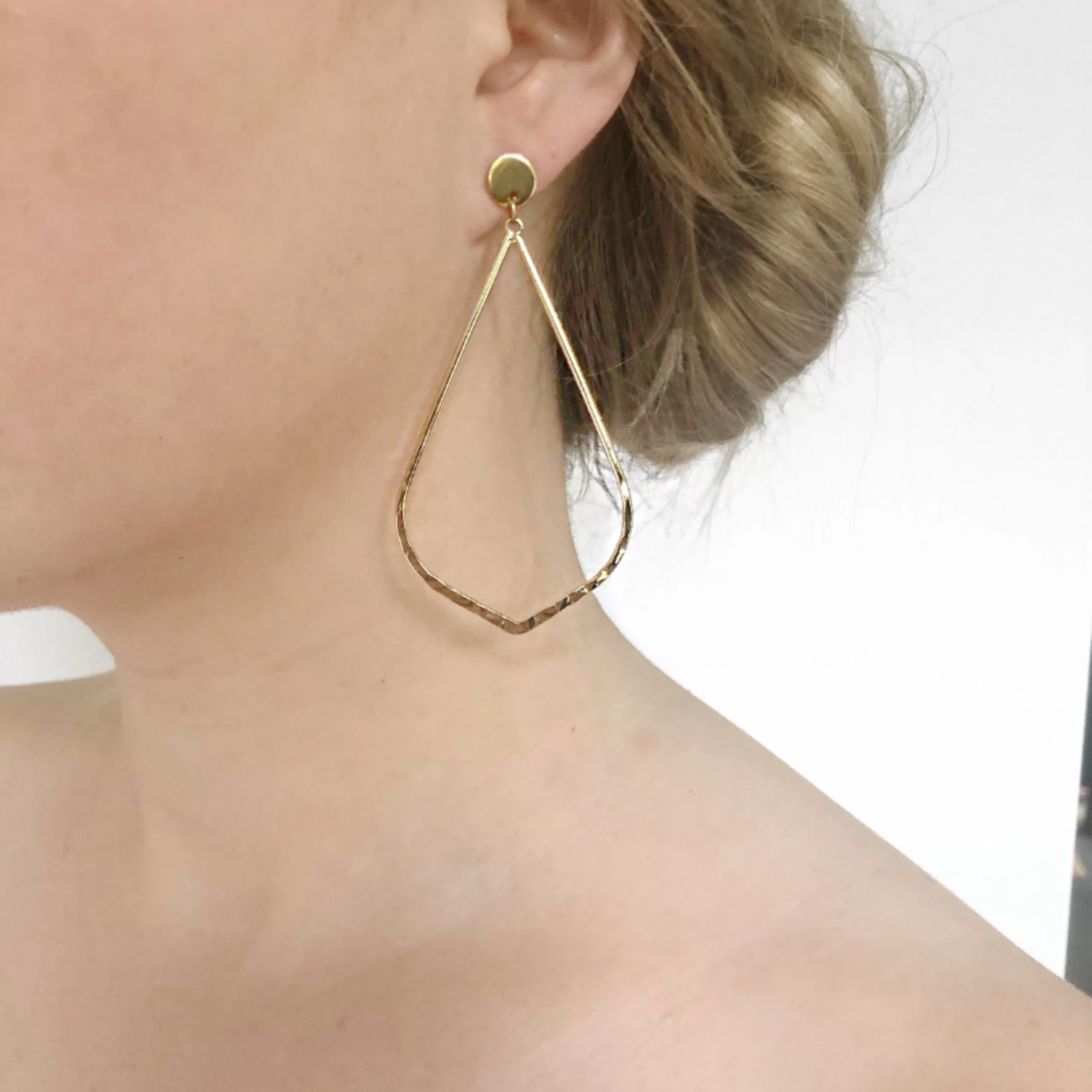 Ranke oorstekers met gehamerde pegel (8cm)