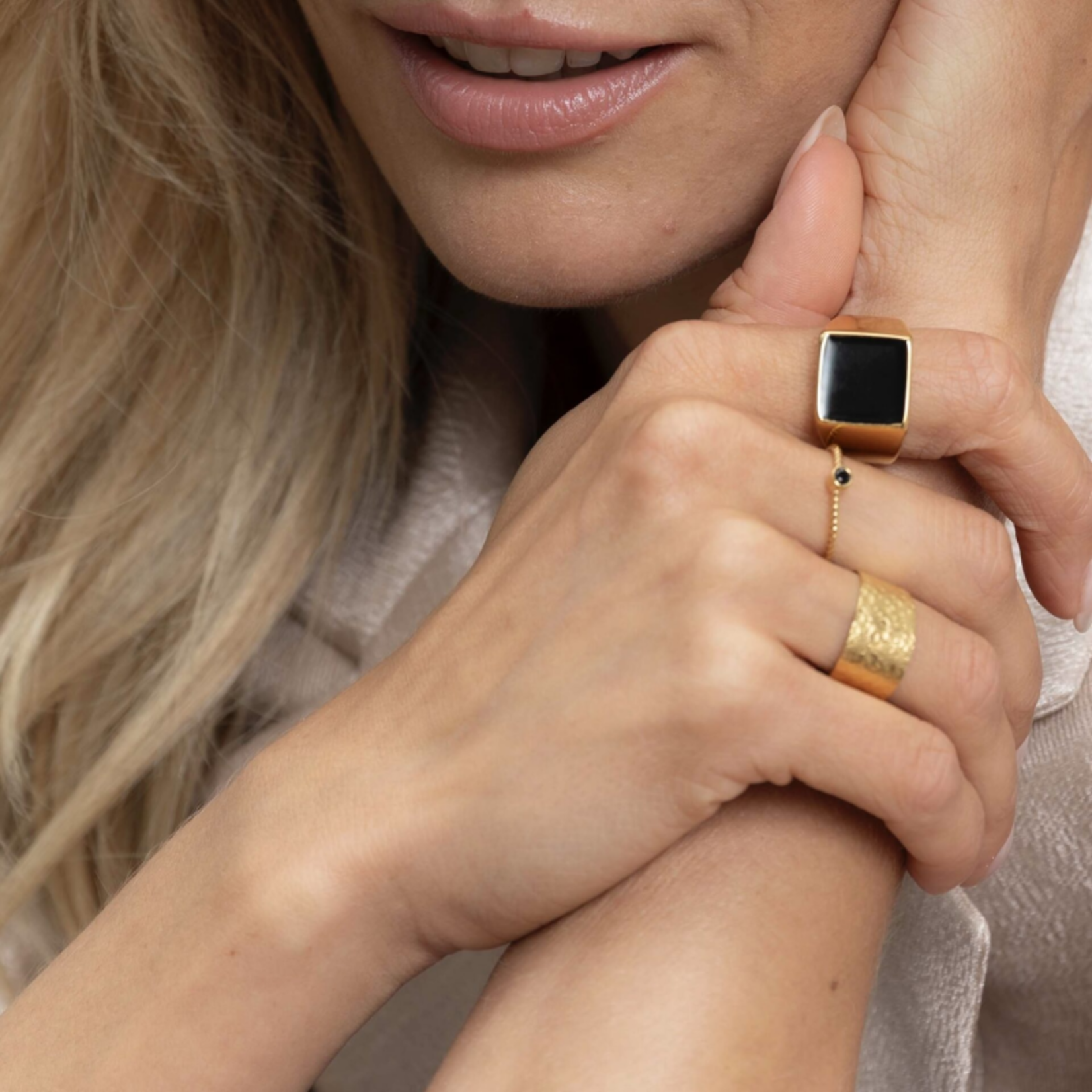 Brede gehamerde ring