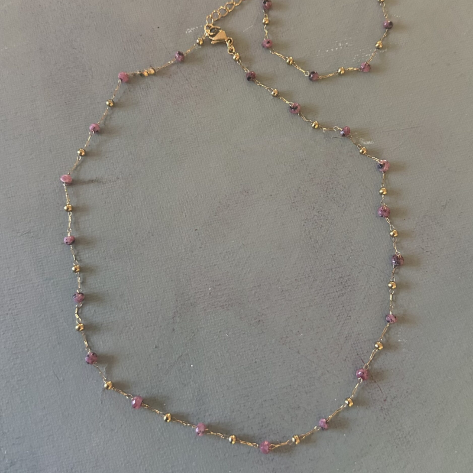 Fijn kort kettinkje met paarse edelsteentjes