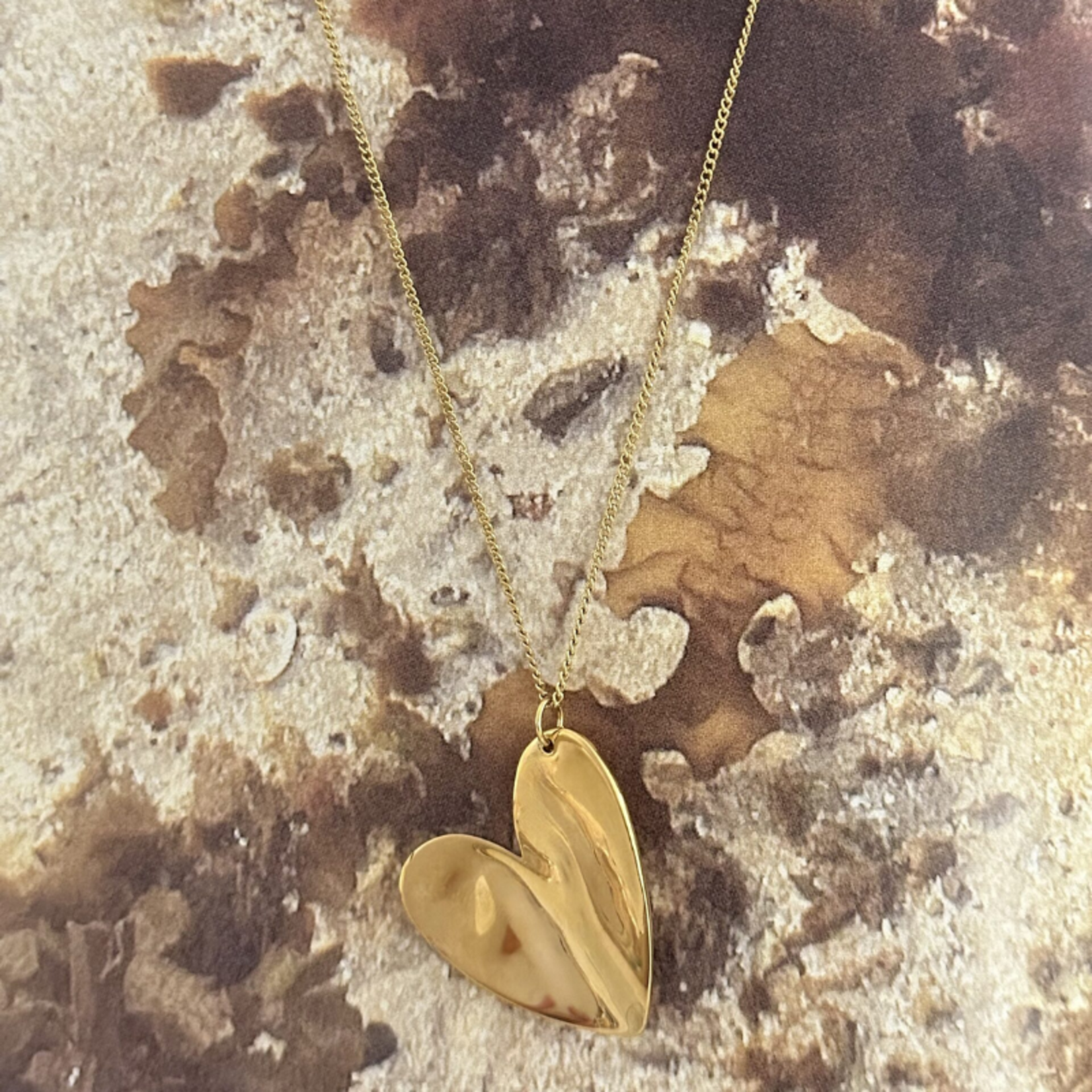 Korte ketting met groot gouden hart