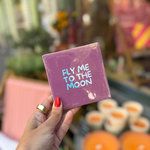 Tegeltje - Fly me to the moon, paars met holografisch
