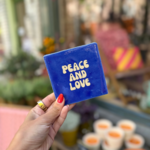 Tegeltje - Peace and love, blauw met beige