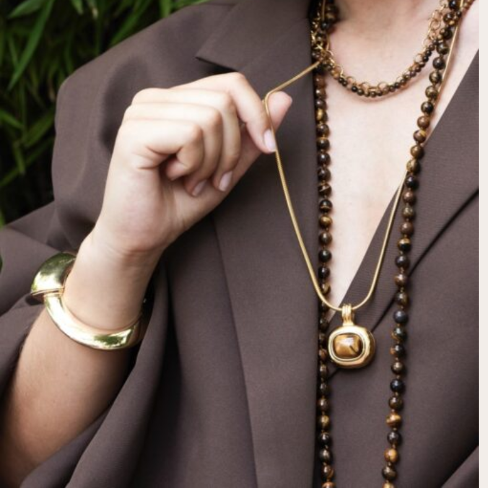 Lange ketting met gouden hanger met gemstone