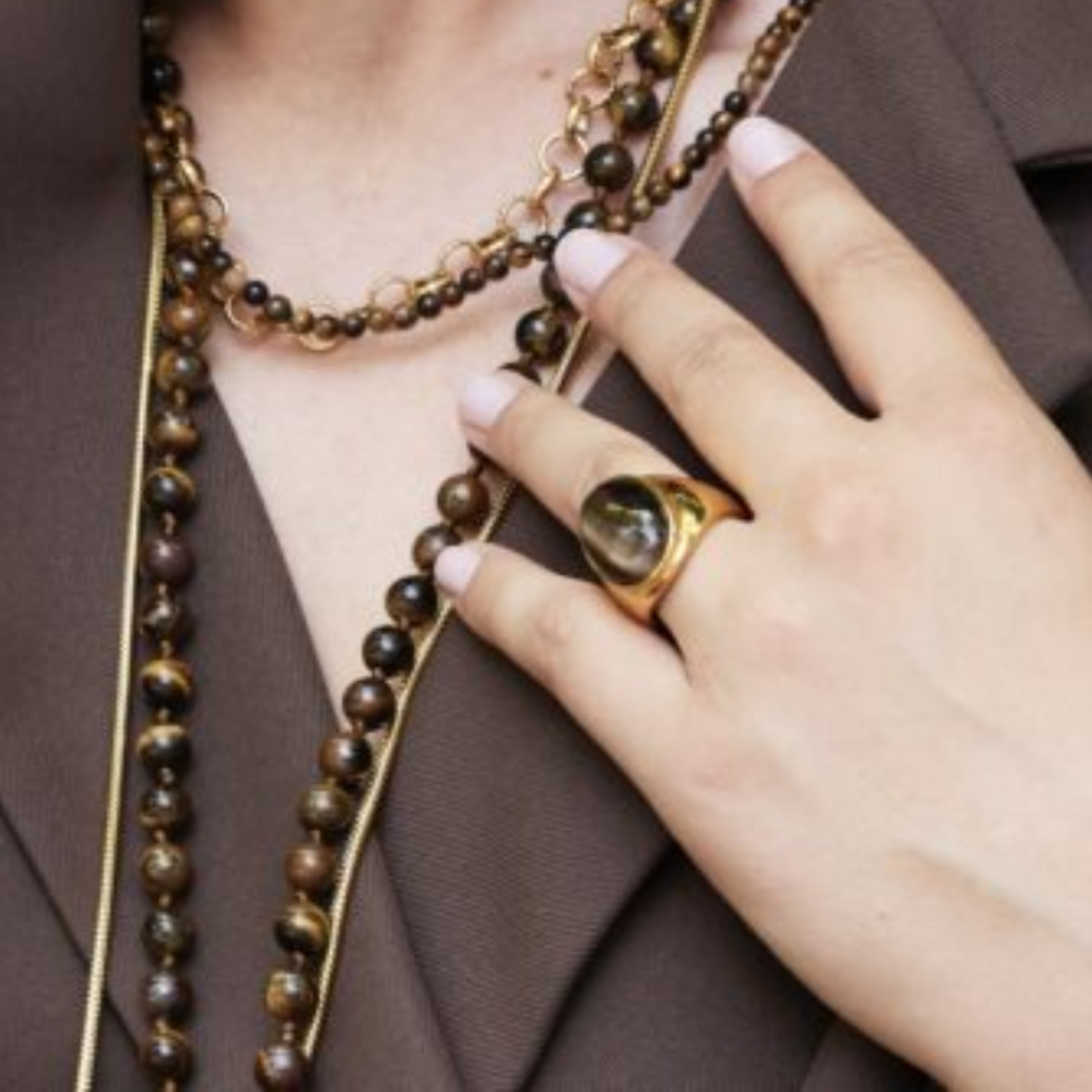 Ring met grote ovale gemstone mt18