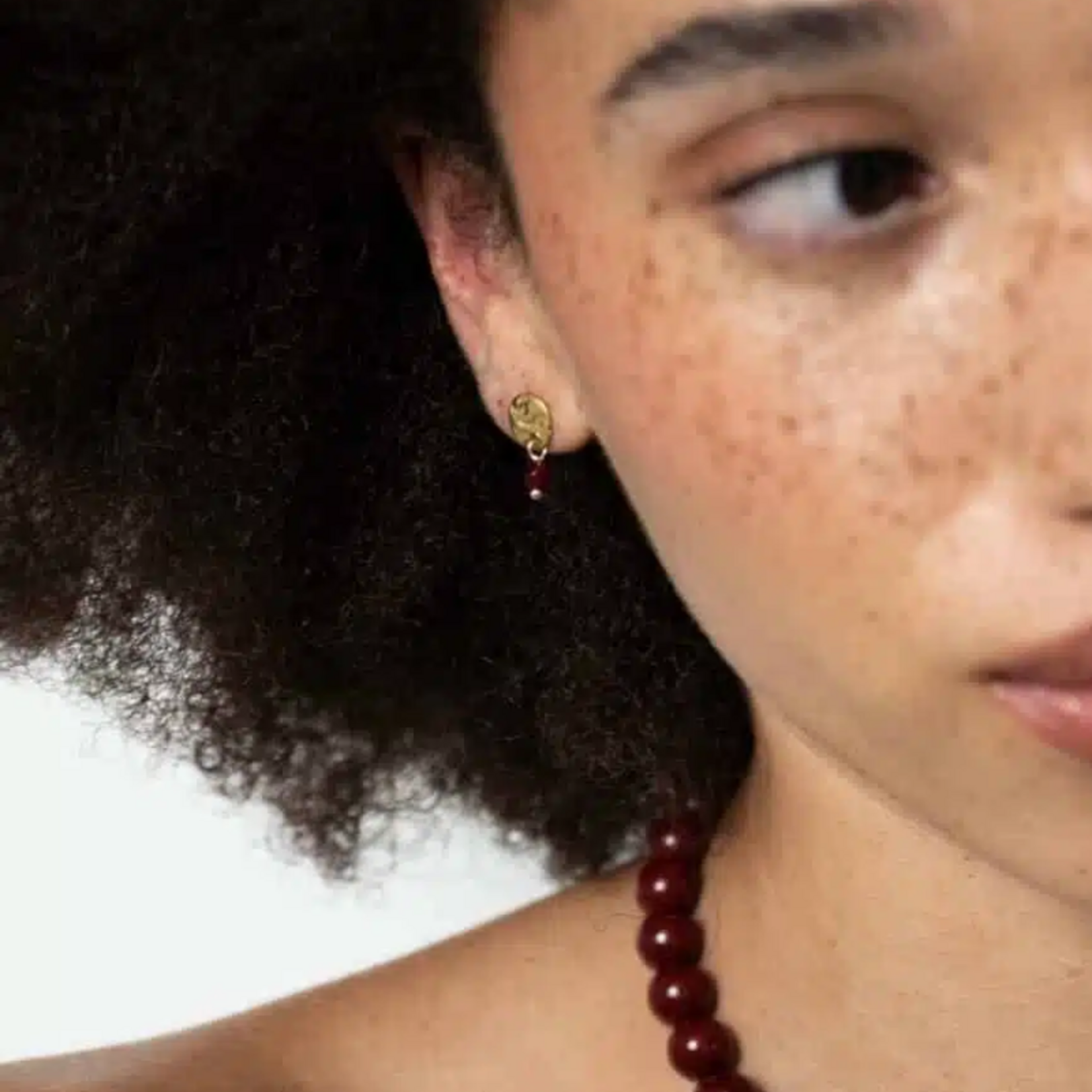 Gehamerde oorstekertjes met gemstone (1.2cm) / bordeaux