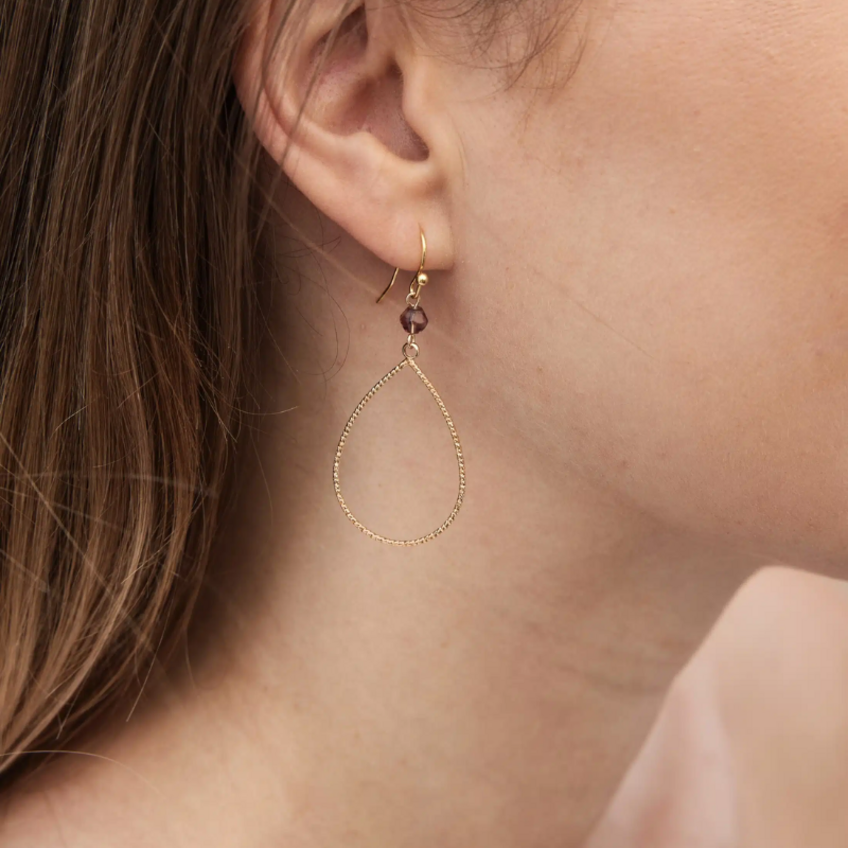 Oorbellen met bewerkte open pegel / more colours