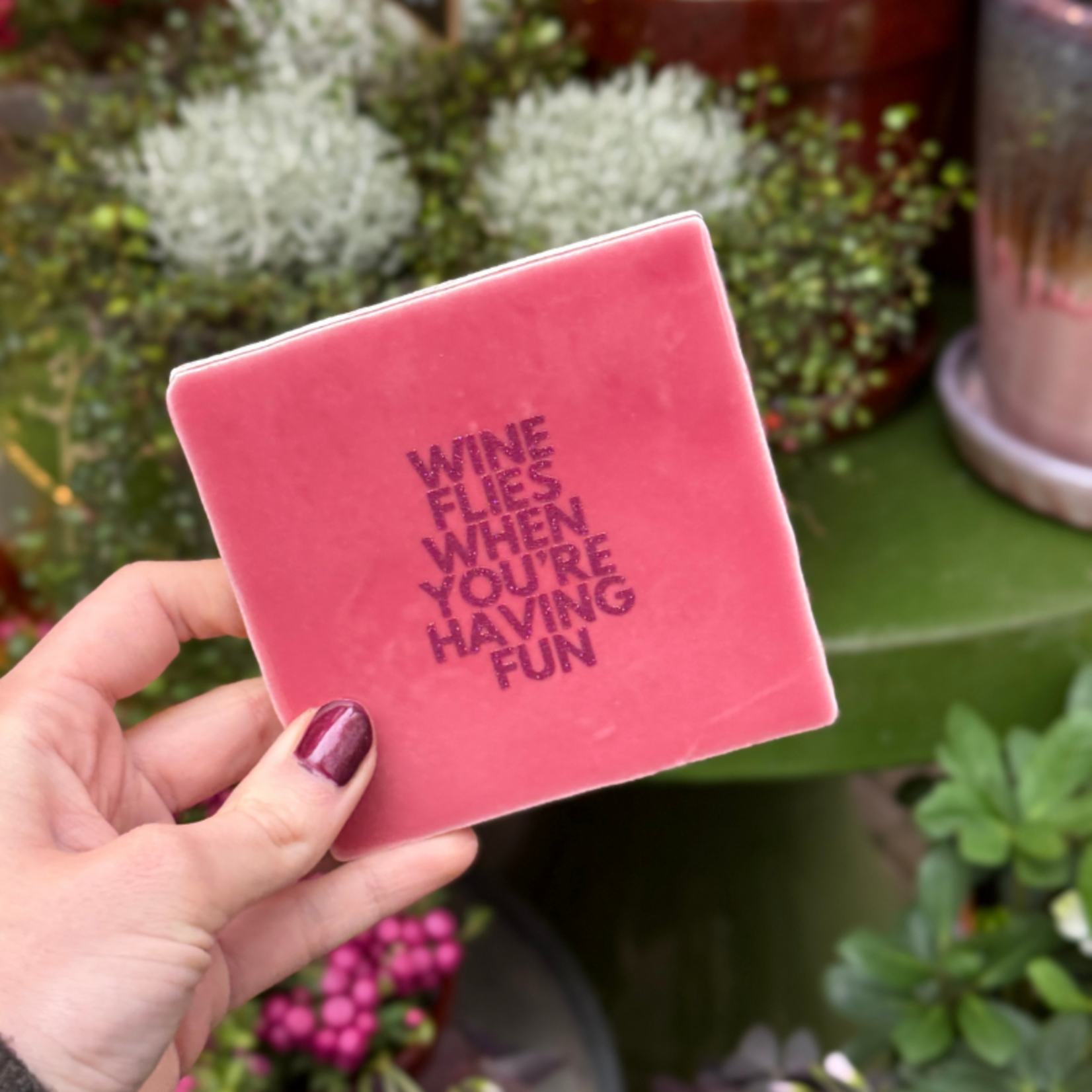 Tegeltje - Wine flies when you're having fun - roze, glitter