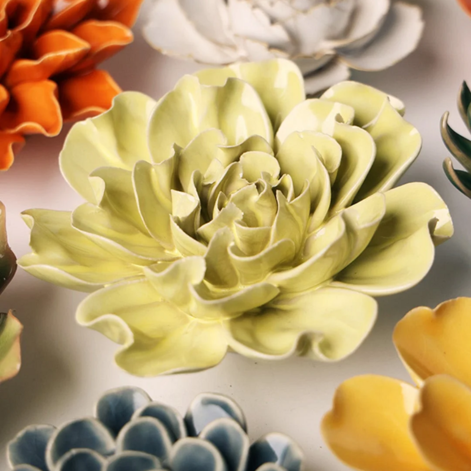 Keramieken bloem - ridderspoor geel