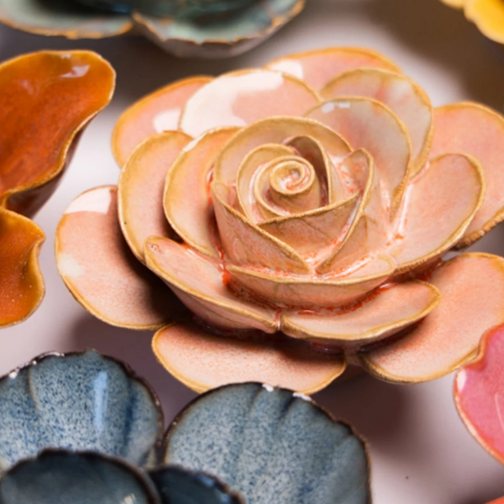 Keramieken bloem - ranonkel roze