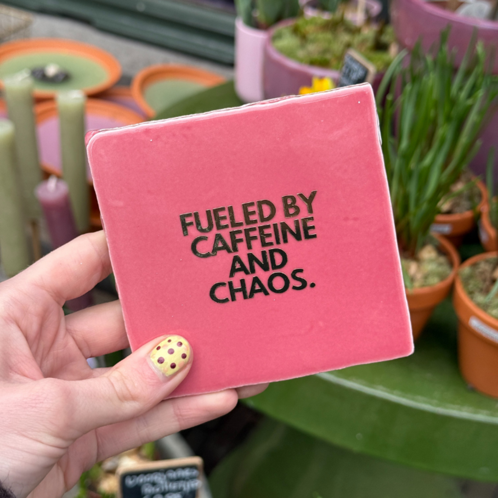 Tegeltje - Fueled by caffeine and chaos - roze/goud