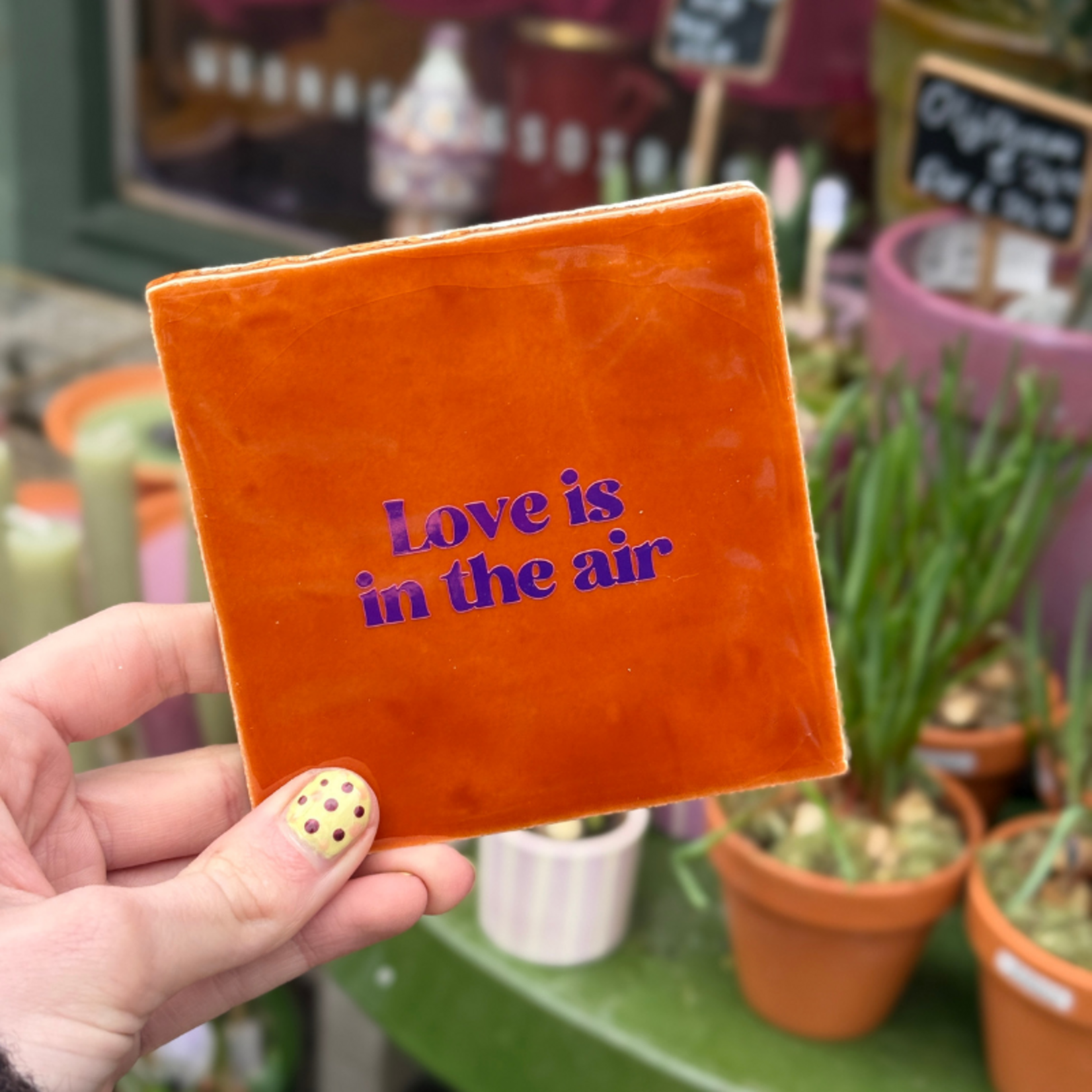 Tegeltje - Love is in the air - bruin/paars