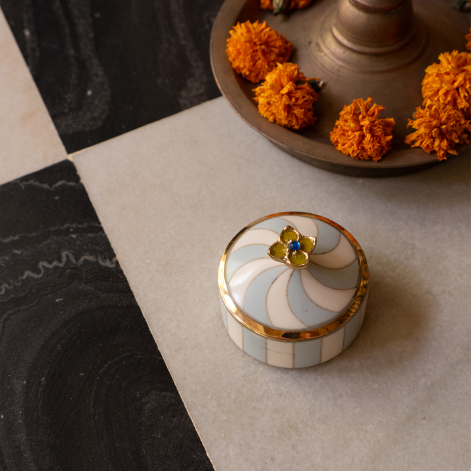 Doing Goods Doing Goods - Lou Blue - Circus Doosje - M