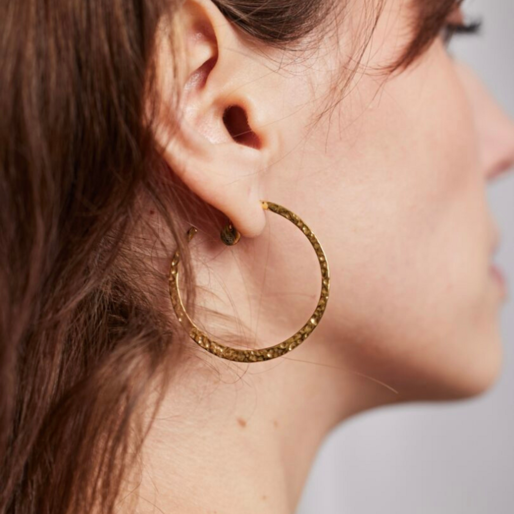 Platte gehamerde oorringen medium (3.9cm)