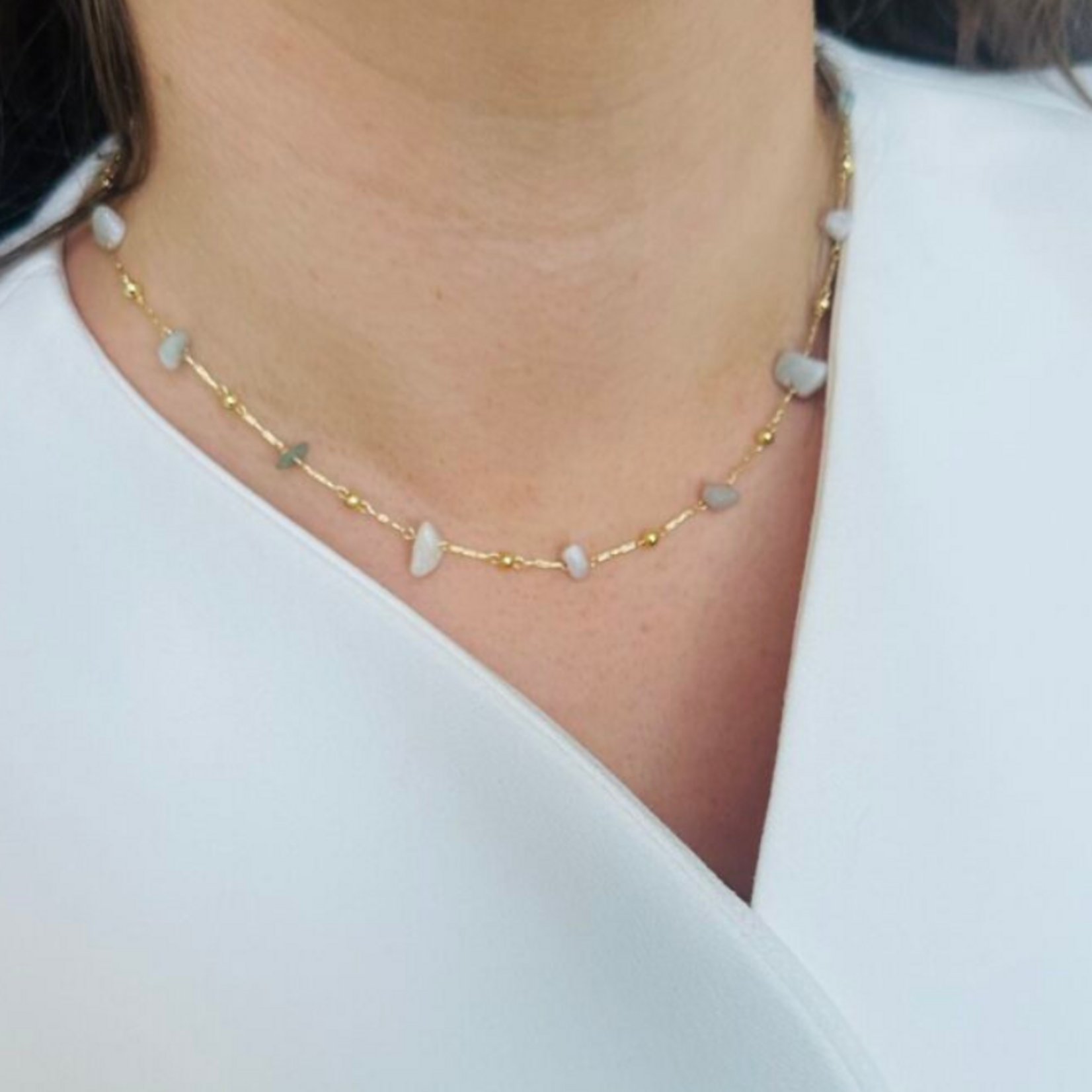 Fijn kort kettinkje met edelsteentjes - zeegroen