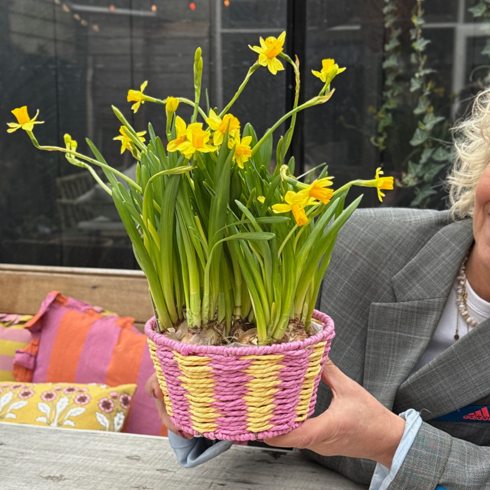 Lenteweek aanbieding - Kleurrijke mand met narcissen