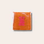 Tegeltje - Het is hier geen hotel - bruin/roze