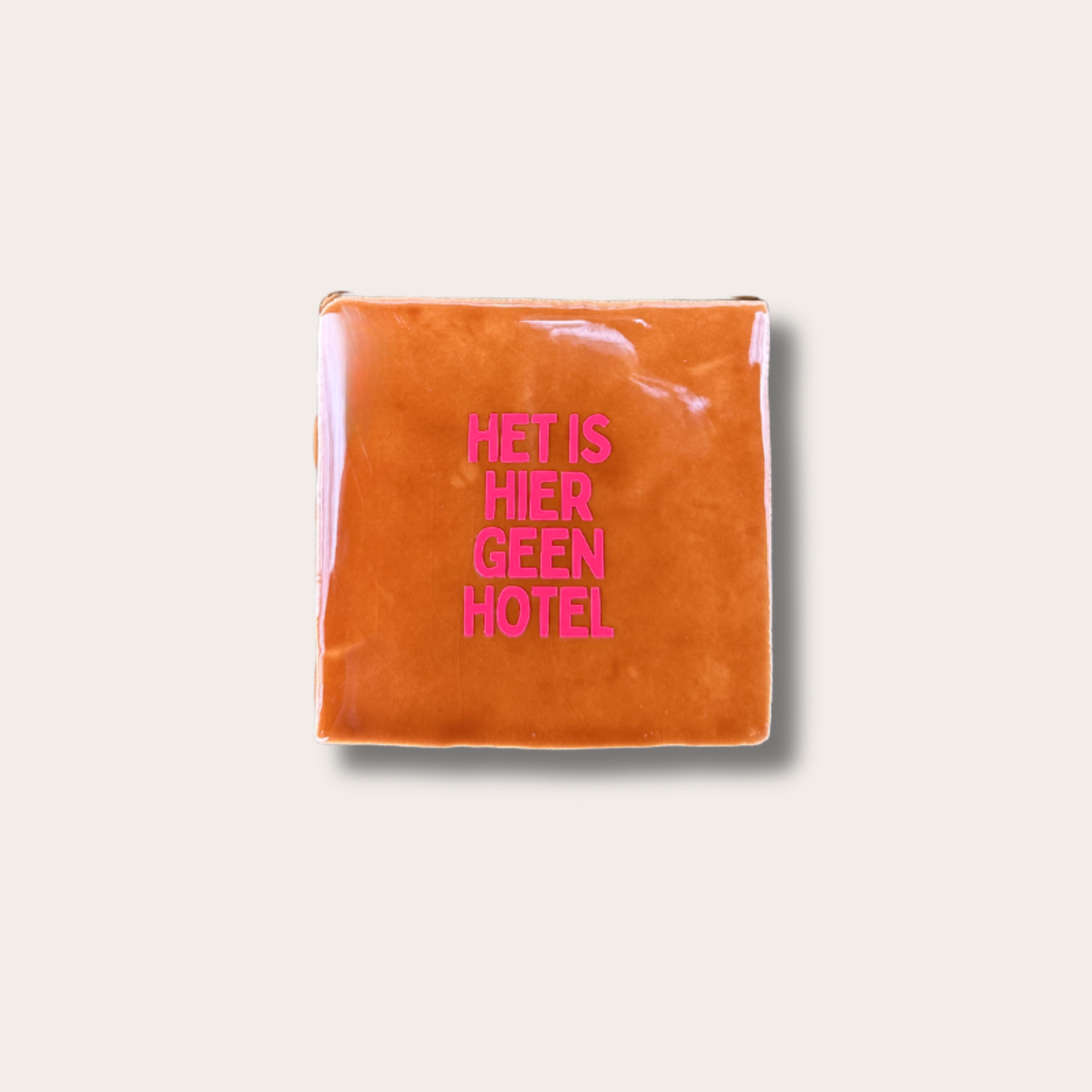 Tegeltje - Het is hier geen hotel - bruin/roze