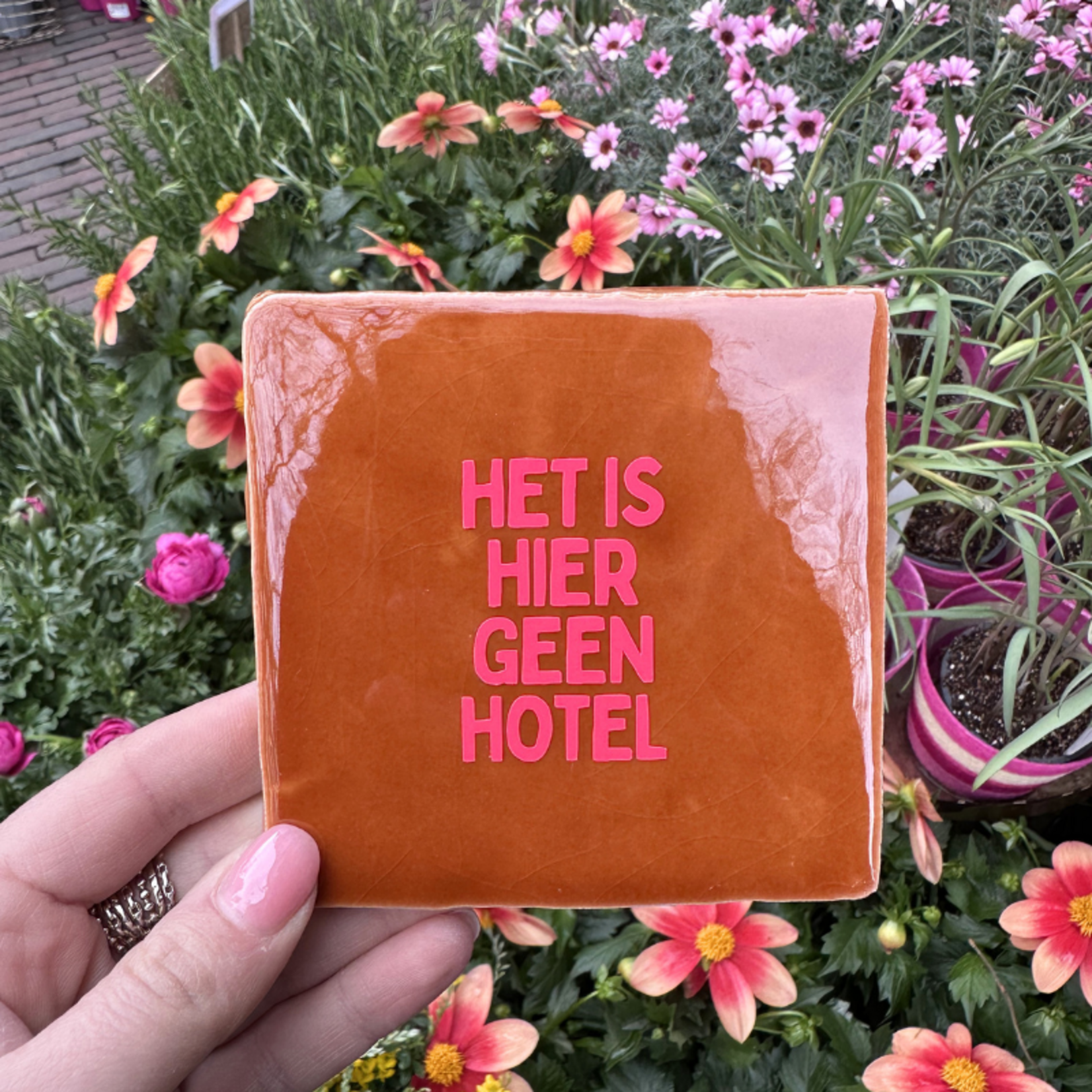Tegeltje - Het is hier geen hotel - bruin/roze