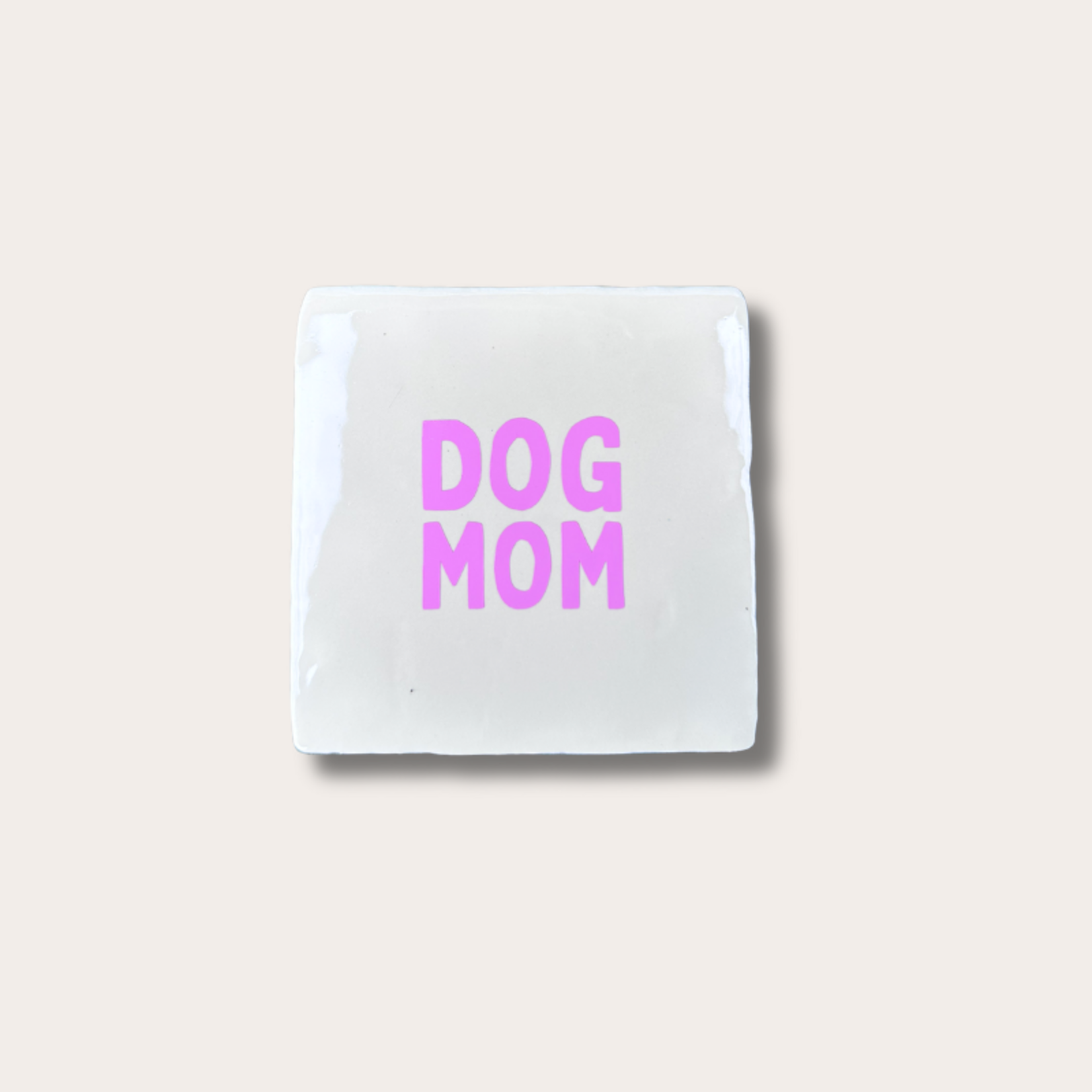 Tegeltje - Dog mom - beige/roze