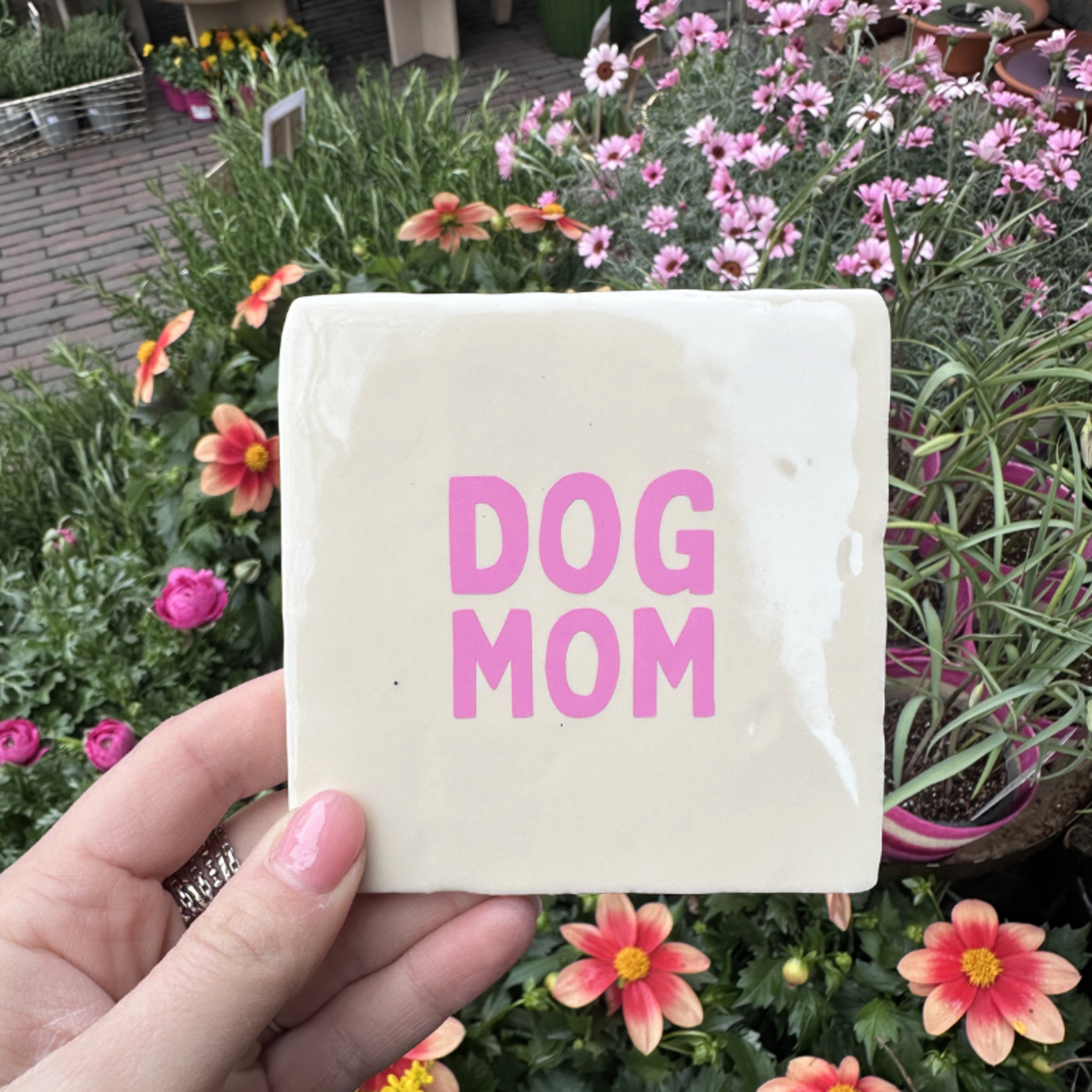 Tegeltje - Dog mom - beige/roze