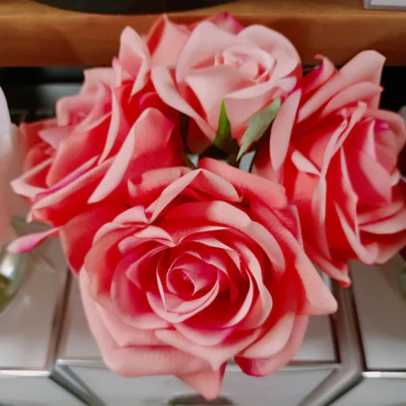 Bouquet 5 Roses - White Peach - Vase Black avec Ecusson Gold-2