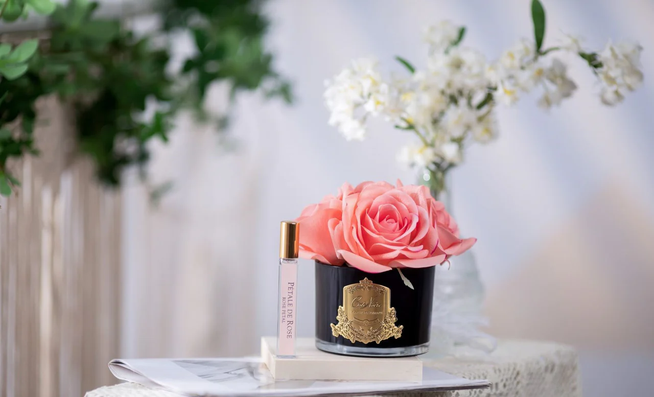 Bouquet 5 Roses - White Peach - Vase Black avec Ecusson Gold-3