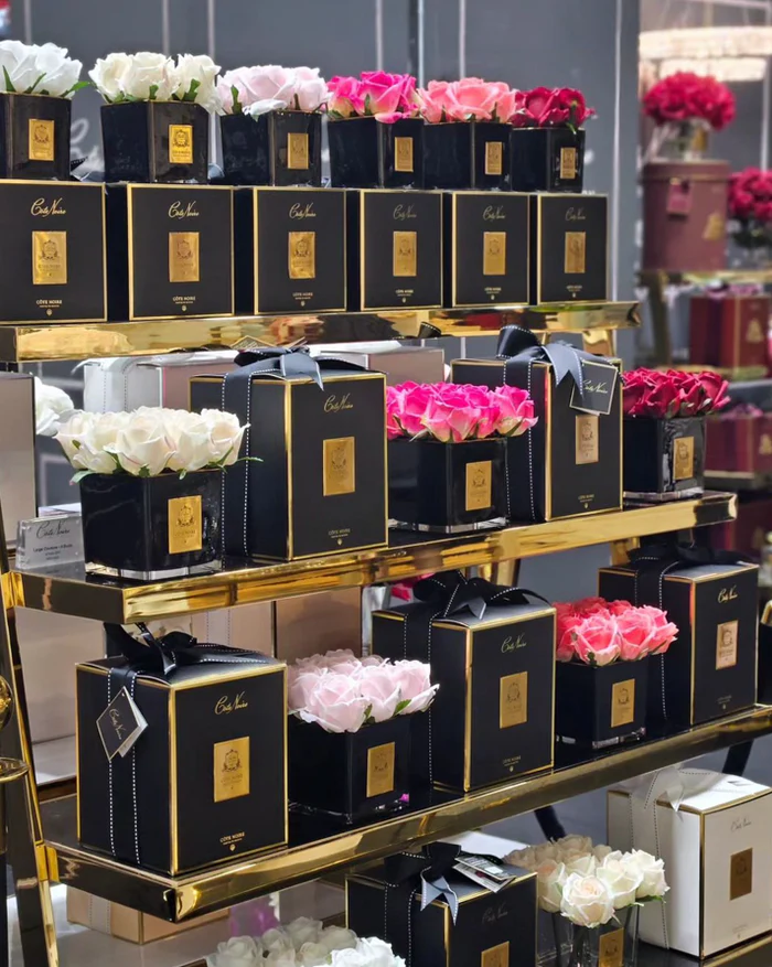 Carré 9 Roses - Red - Vase Black avec Ecusson Gold-3